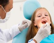 Empaste en los dientes de leche